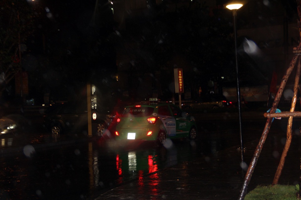 Gió giật mạnh, mưa như trút trước giờ bão đổ bộ - 12 Các hãng taxi tại Hà Tĩnh đã có một đêm hoạt động hết công suất.