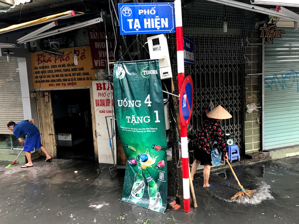 Khách Tây lạ lẫm xem phố cổ Hà Nội thành "biển nước" sau bão - 11 Nhiều hộ kinh doanh dọn dẹp ngay khi nước rút.