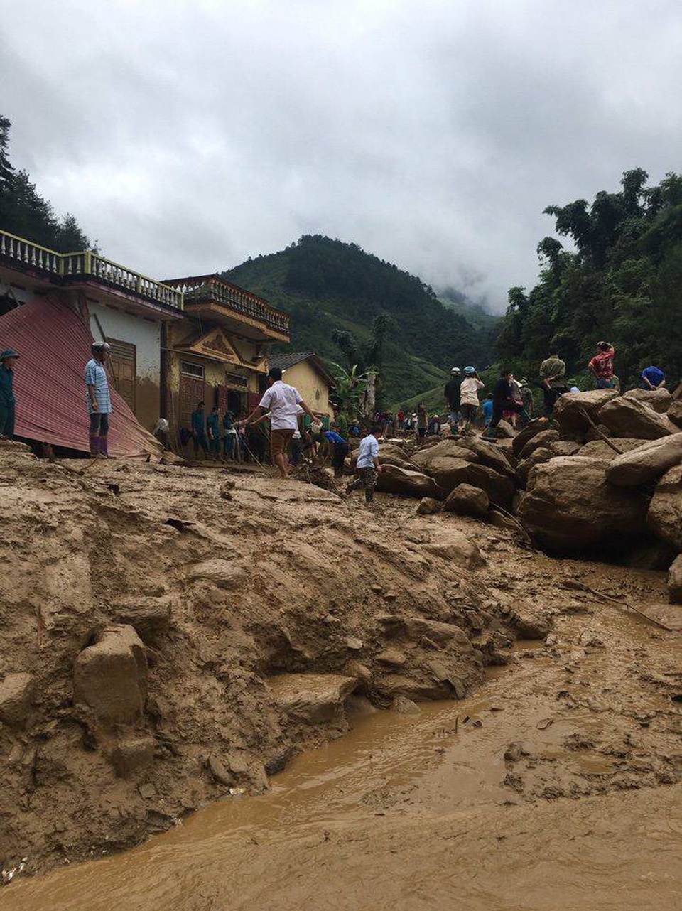 Xót xa hình ảnh trường học bị thiệt hại nặng nề sau lũ quét ở Mù Cang Chải. Mùa tựu trường vừa đến, lãnh đạo Sở, Phòng Giáo dục, thầy cô và các em học sinh sẽ phải vượt qua những hậu quả của thiên tai để con trẻ lại được vui niềm vui đến trường học chữ!