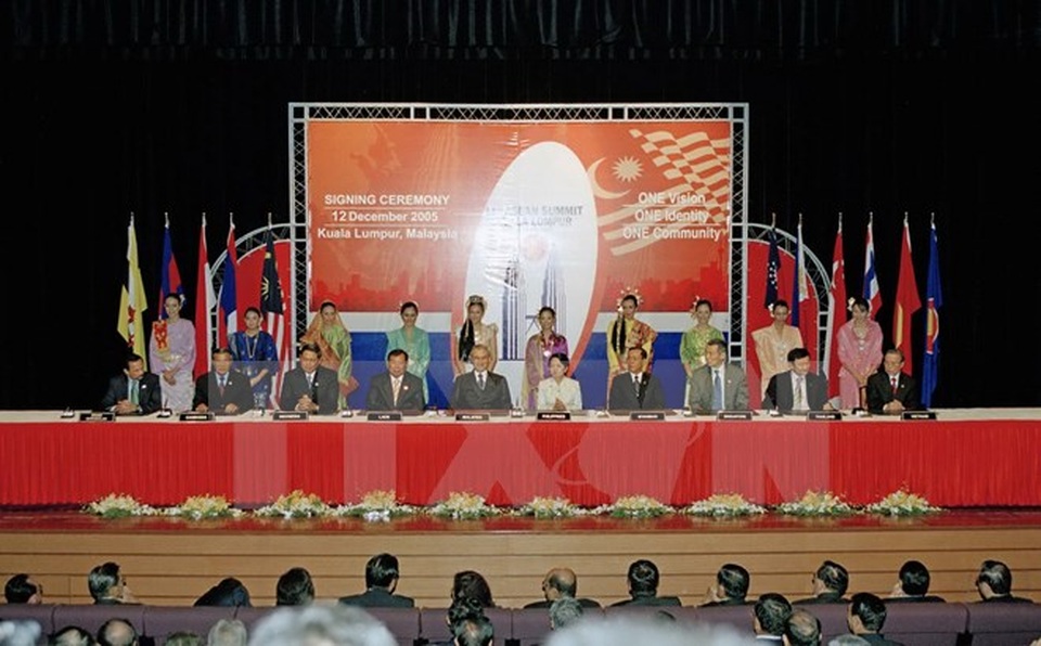 50 năm ngày thành lập ASEAN - những sự kiện đáng nhớ - 11
Lãnh đạo cấp cao các nước ASEAN tham dự Lễ ký Tuyên bố Kuala Lumpur về xây dựng Hiến chương ASEAN, ngày 12/12/2005, tại Thủ đô Kuala Lumpur, Malaysia. (Ảnh: Tư liệu TTXVN)