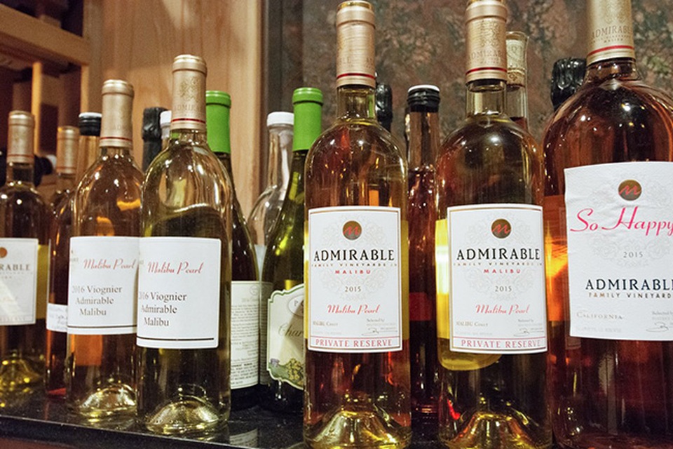 Choáng ngợp với biệt thự cổ nằm giữa vườn nho có giá tới 284 tỷ - 11 Bên trong có rất nhiều những chai rượu quý hiếm.