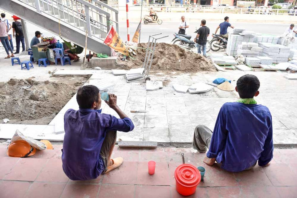 Hà Nội lát vỉa hè bằng đá truyền thống tuổi thọ 70 năm - 8
Sau Nguyễn Trãi, các phố lân cận như Khuất Duy Tiến, Nguyễn Xiển, Lê Văn Lương... cũng sẽ được lát vỉa hè bằng đá tự nhiên.