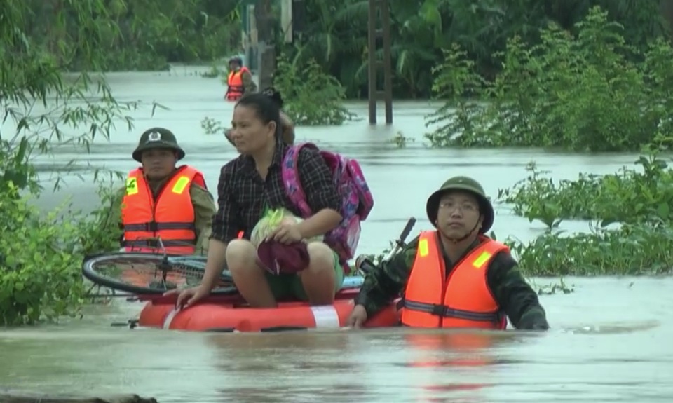 Nước lũ dâng ngang mái nhà, lút đến cổ người dân - 21 Nước lũ dâng ngang mái nhà, lút đến cổ người dân - 21