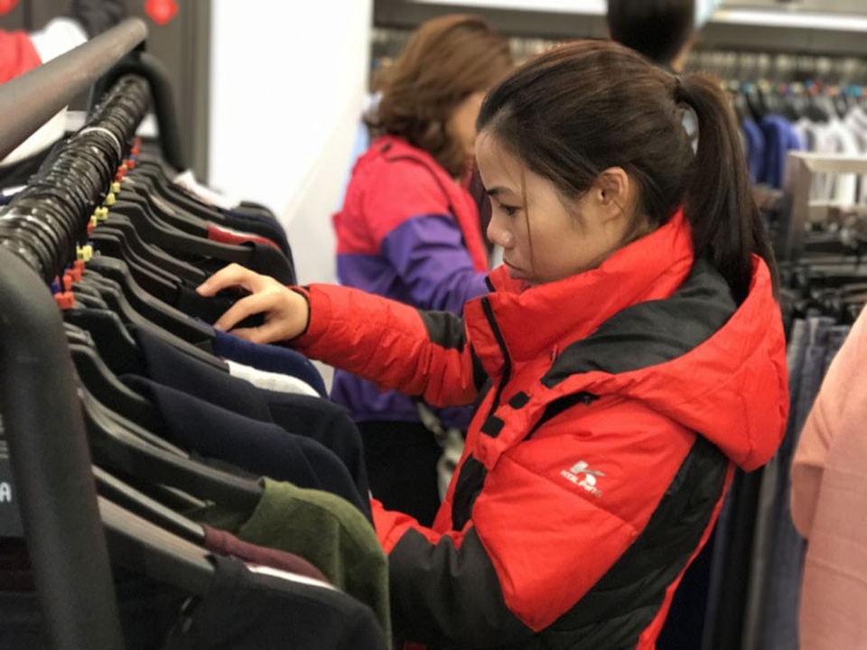 Ồ ạt giảm giá 50%: Ùn ùn ra phố, tranh nhau mua hàng - 11
Một số khách hàng cho biết, họ ngại đi mua vào ngày Black Friday sẽ đông, lúc thanh toán phải đứng xếp hàng cả tiếng đồng hồ nên hôm nay đi mua trước, song vào các cửa hàng thấy khách đã đông nghịt