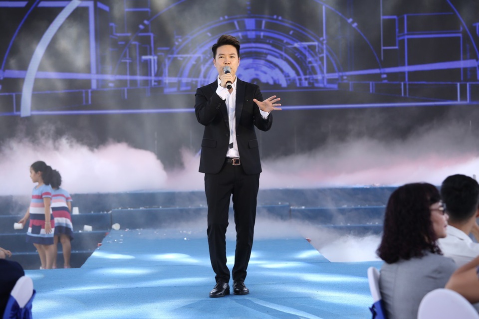 Giọng hát nhẹ nhàng, trữ tình, lãng mạn của ca sỹ Lê Hiếu đã tạo nên sức nóng của buổi lễ ra mắt, đem đến nhiều ấn tượng sâu sắc, khó phai mờ cho các khách mời tham dự.