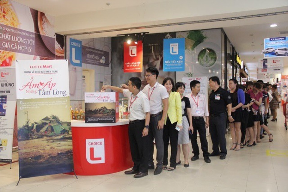 Tập thể nhân viên LOTTE Mart cùng tham gia đóng góp hỗ trợ vào chương trình Ấm áp những tấm lòng