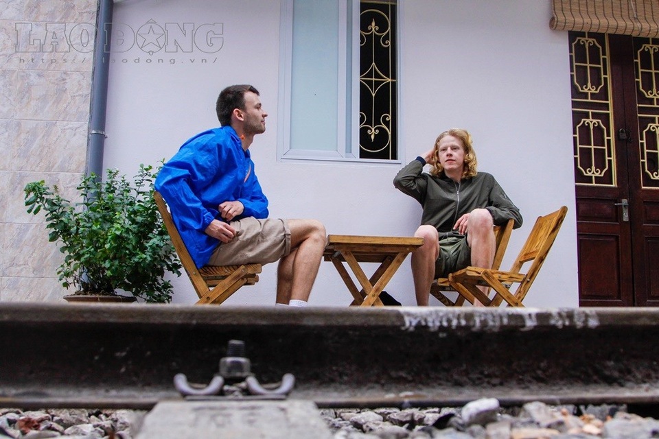 Anh Đức cho biết, ngày thường tàu chỉ hoạt động vào ban đêm, còn thứ Bảy và Chủ nhật tàu chạy đến 10h sáng. Vì vậy, việc tàu chạy không ảnh hưởng đến việc bán hàng của quán cũng như sự an toàn của khách hàng. Quán cà phê đường tàu của anh Đức phục vụ khách từ 8h đến 22h, riêng 2 ngày cuối tuần quán mở cửa từ sau 10h. Tuy nhiên, nhiều người cho rằng, việc bán cafe trên đường tàu vẫn gây nguy hiểm, phản cảm, vi phạm các quy định của ngành đường sắt.