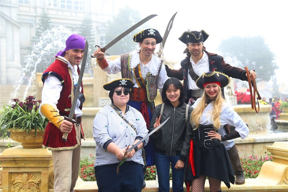 Còn những màn đấu kiếm gay cấn trong nhạc kịch “Cuộc chiến Viking” lại vô cùng hấp dẫn với các bạn trẻ, đặc biệt khi họ được giao lưu cùng diễn viên trong những bức hình khiến bạn bè ghen tị như thế này.