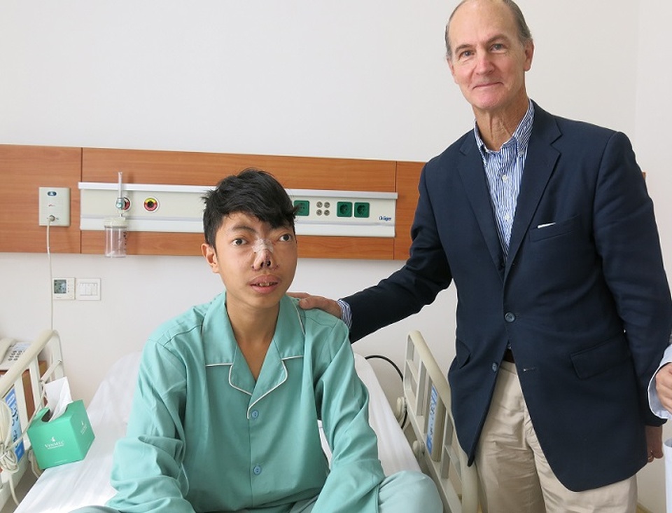 Hành trình 8 năm tìm lại cuộc đời của cậu bé 'không có mặt' - 11 GS Mc Kinnon chia tay người bạn nhỏ mà ông đã theo sát suốt 3 năm qua của mình với lời chúc em sẽ có một tương lai tươi sáng.