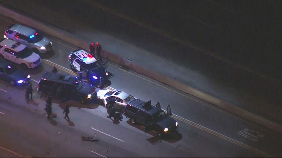 Clip truy đuổi nghi phạm giết người như phim hành động tại Los Angeles - 4 Clip truy đuổi nghi phạm giết người như phim hành động tại Los Angeles - 4