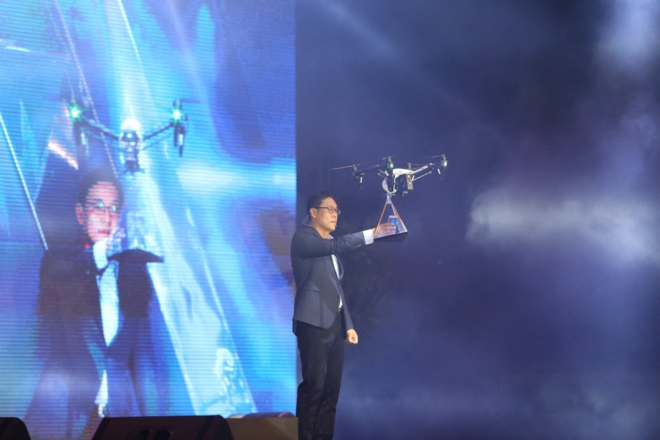 
Bên cạnh sự xuất hiện rầm rộ của dàn sao Việt, buổi lễ ra mắt Galaxy A 2017 còn gây chú ý với nhiều hiệu ứng âm thanh, ánh sáng đặc sắc cùng màn ra mắt sản phẩm với flycam hoành tráng của ông Kim Cheol Gi, Tổng Giám đốc Công ty Đện tử Samsung Vina.
