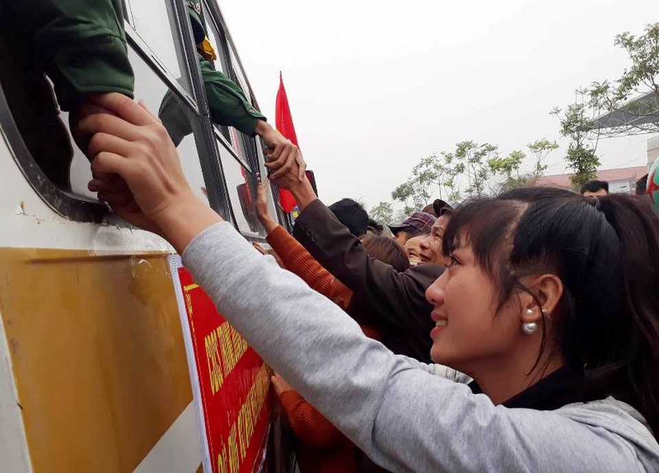 Nước mắt và nụ cười trong ngày tân binh lên đường nhập ngũ - 29 Những nụ cười động viên người thân lên đường nhập ngũ