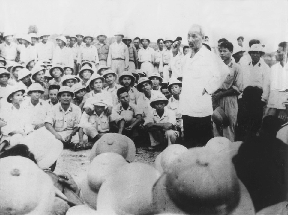 Chiếc máy cày - kỷ vật thiêng liêng Bác Hồ tặng Thanh Hóa - 15 Bác Hồ đến thăm và nói chuyện với cán bộ chiến sĩ Tiểu đoàn 5, Trung đoàn 57 làm nhiệm vụ bảo vệ vùng biển Tổ quốc, ngày 18/7/1960