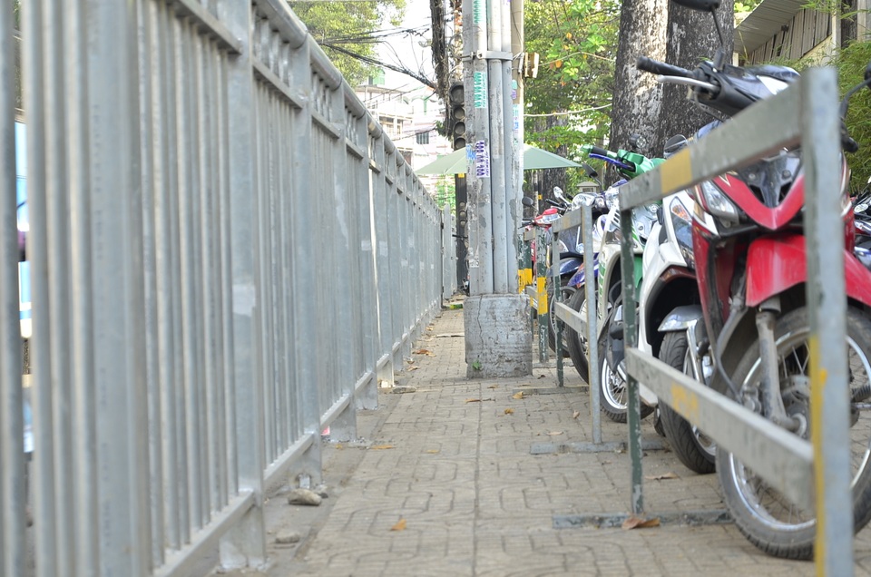 Tháo dỡ bớt rào chắn như “mê hồn trận” trước Bệnh viện Chợ Rẫy - 11 Vỉa hè đường Thuận Kiều bị thu hẹp do bãi giữ xe 2 bánh