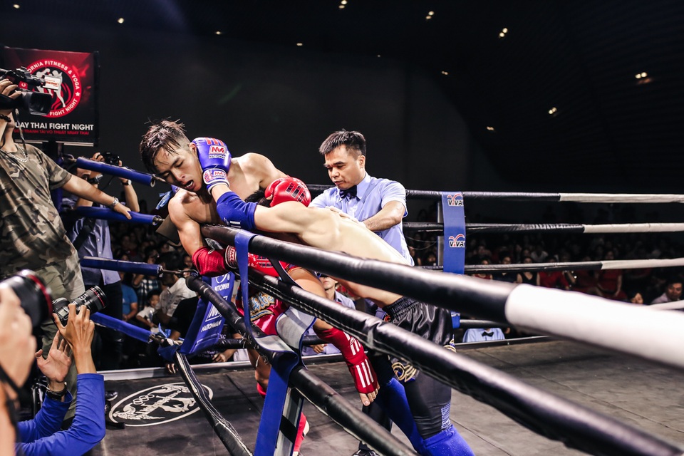 Trận đấu “nghẹt thở” giữa 2 võ sĩ Muay Thái Việt Nam và Thái Lan - 11