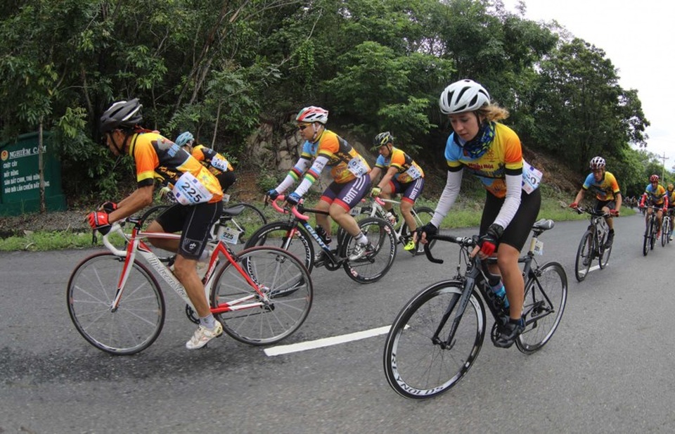 Mặc dù yêu cầu đoàn giải tán nhưng lực lượng chức năng địa phương vẫn du di để các tay đua chinh phục núi Dinh, địa hình có độ dốc 6%, dài 6 km.