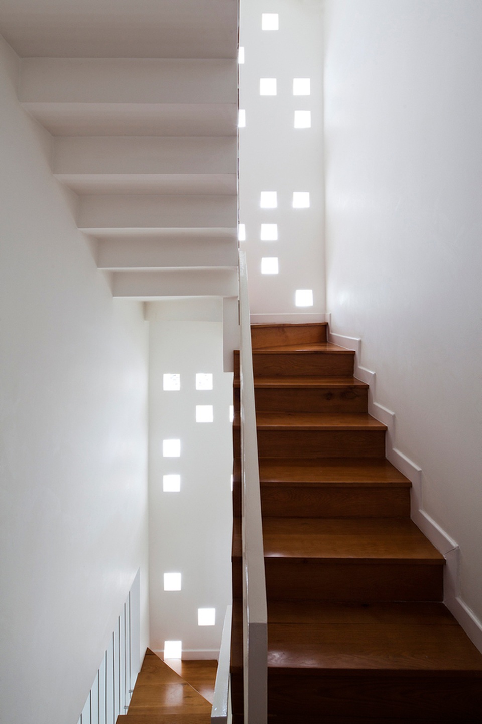Nhà 32m2 trong hẻm ở Sài Gòn đẹp không khác gì biệt thự mặt tiền - 12 Những ô sáng nhỏ dọc các tầng được bố trí ở khu vực cầu thang lấy ánh sáng tự nhiên cho cả căn nhà.
