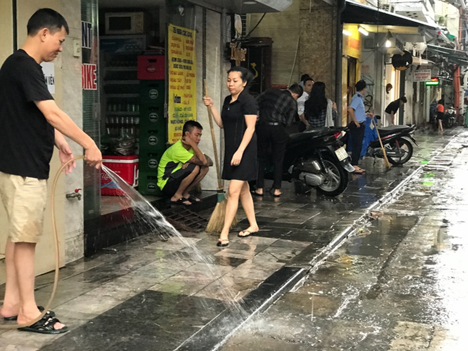 Khách Tây lạ lẫm xem phố cổ Hà Nội thành "biển nước" sau bão - 12 Sau ngập con phố dần trở nên sạch sẽ hơn khi được người dân dọn dẹp sạch sẽ.
