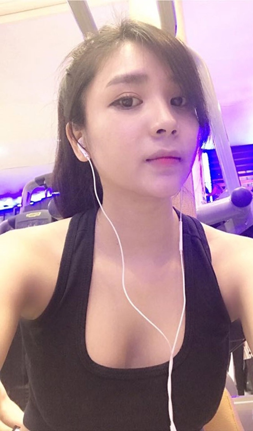 Mỹ nhân 'Người phán xử' khoe thân hình mướt mắt khi tập thể dục - 4 Nhờ chế độ tập luyện chăm chỉ, bạn gái cũ của Quang Lê sở hữu vóc dáng gợi cảm.