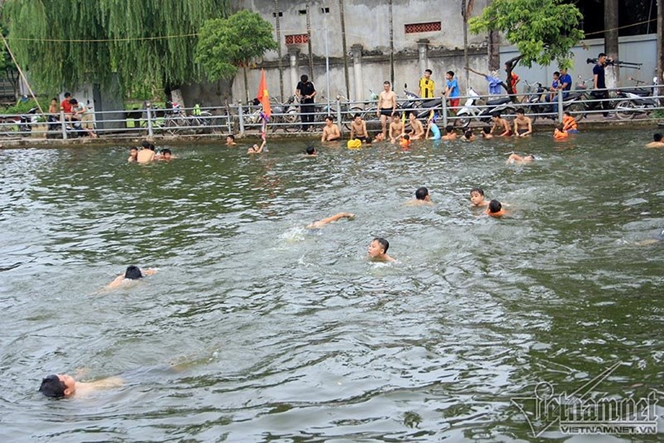 Ao tù hô biến thành bể bơi hút U60 "vùng vẫy" - 12 Ao tù hô biến thành bể bơi hút U60 "vùng vẫy" - 12