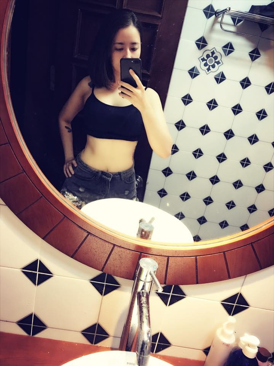 Chốn đi về sang giàu của 4 mỹ nhân hot nhất "Người phán xử" - 4 Thùy Dương chụp hình khoe eo thon trong nhà riêng