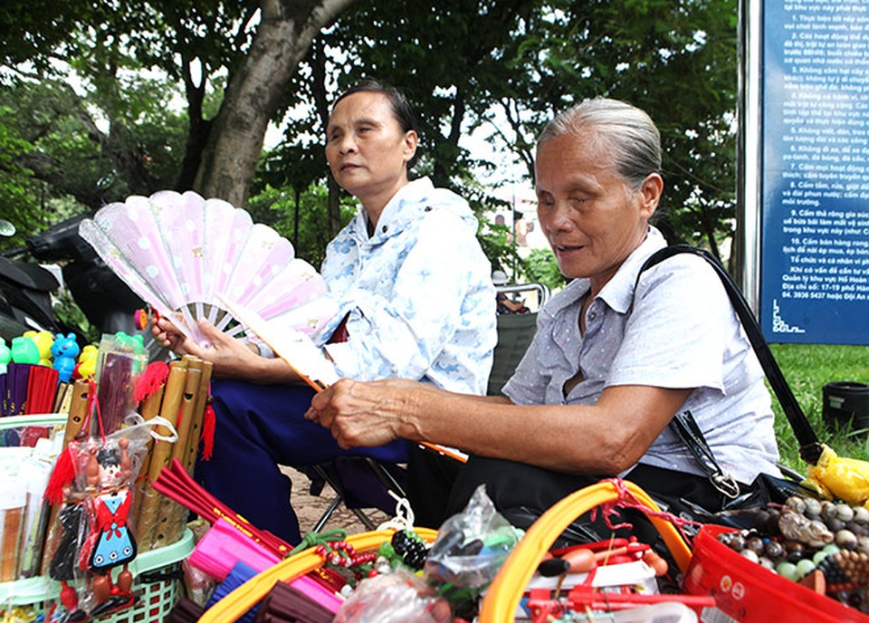 Đầu bạc, lưng còng len lỏi mưu sinh khắp Thủ đô - 4 Đầu bạc, lưng còng len lỏi mưu sinh khắp Thủ đô - 4
