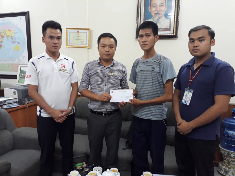 Lay động trái tim hình ảnh người mẹ đội nón rách, đi dép tổ ong đưa con nhập học - 4 Lay động trái tim hình ảnh người mẹ đội nón rách, đi dép tổ ong đưa con nhập học - 4