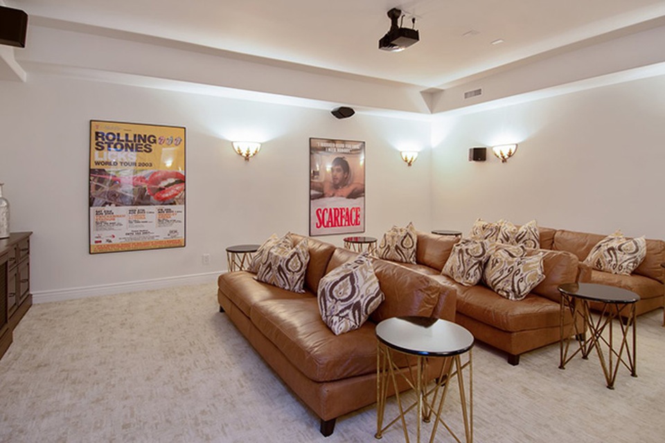 Choáng ngợp với biệt thự cổ nằm giữa vườn nho có giá tới 284 tỷ - 12 Gần đó là phòng giải trí, có thể sử dụng làm phòng thử rượu.