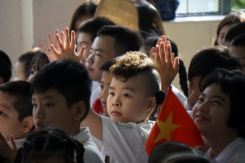 Lễ khai giảng đặc biệt ở ngôi trường hát Quốc ca bằng tay - 12
Nhà trường cũng có nhiều hình thức liên kết đào tạo từ bậc mầm non, tiểu học đến THCS. Nhờ đào tạo chuyên biệt, can thiệp sớm, nhiều trẻ khiếm thính đã tiến bộ trong khả năng tiếp nhận, có thể chuyển sang học ở lớp bình thường.