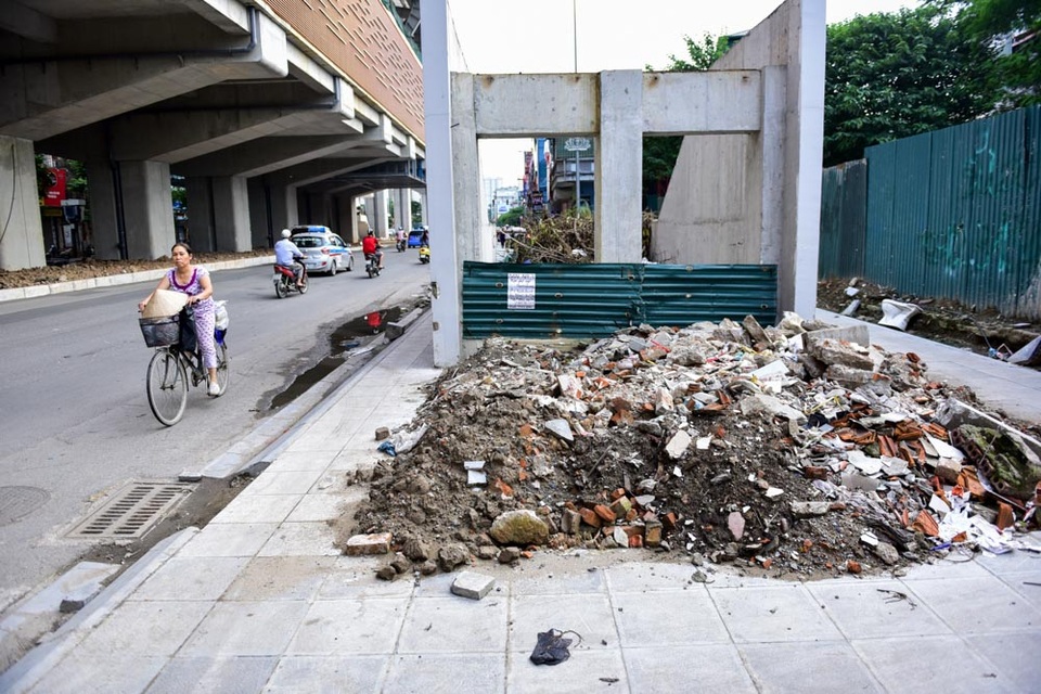 Nhiều rác thải xuất hiện dưới đường sắt trên cao Cát Linh - Hà Đông - 9 
Khu vực xung quanh các nhà ga trở thành nơi đổ trộm rác ưa thích của các đối tượng rác tặc.