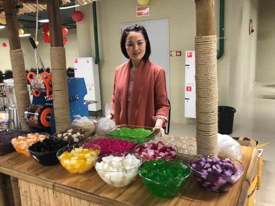 Thương hiệu Chè Nga chuẩn bị gian hàng của mình.