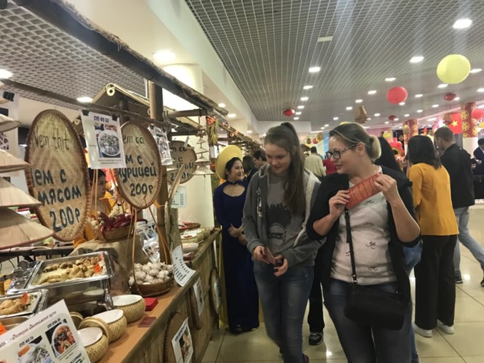 Rực rỡ Festival thức ăn đường phố Việt tại Nga - 12
Các bạn trẻ người Nga bị món ăn Việt thu hút.
