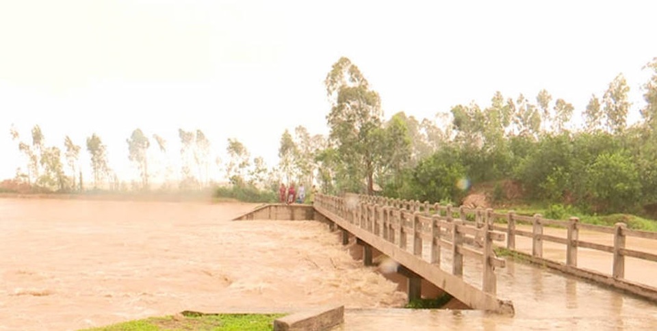 Vỡ đê, hàng trăm nhà dân chìm trong nước lũ - 10 Vỡ đê, hàng trăm nhà dân chìm trong nước lũ - 10