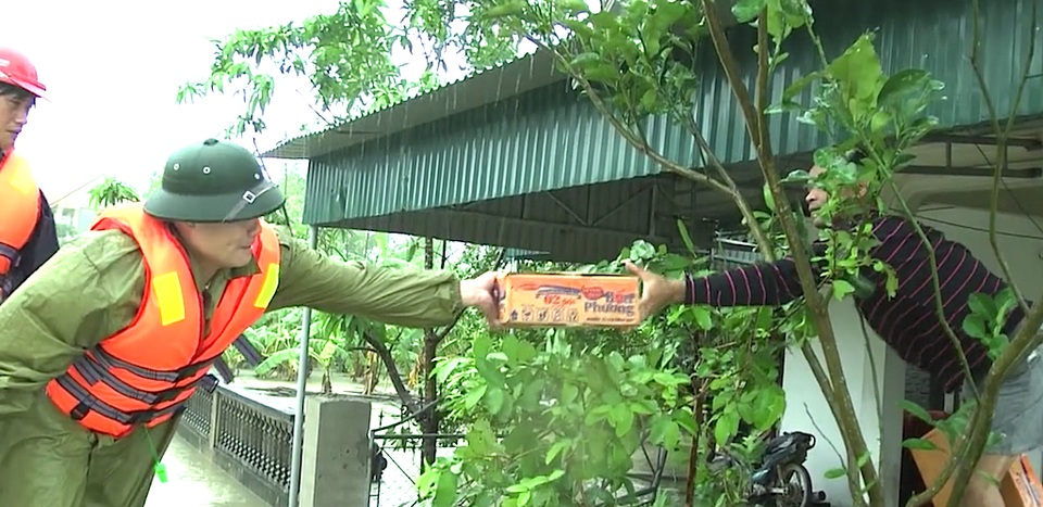 Nước lũ dâng ngang mái nhà, lút đến cổ người dân - 22 Nước lũ dâng ngang mái nhà, lút đến cổ người dân - 22