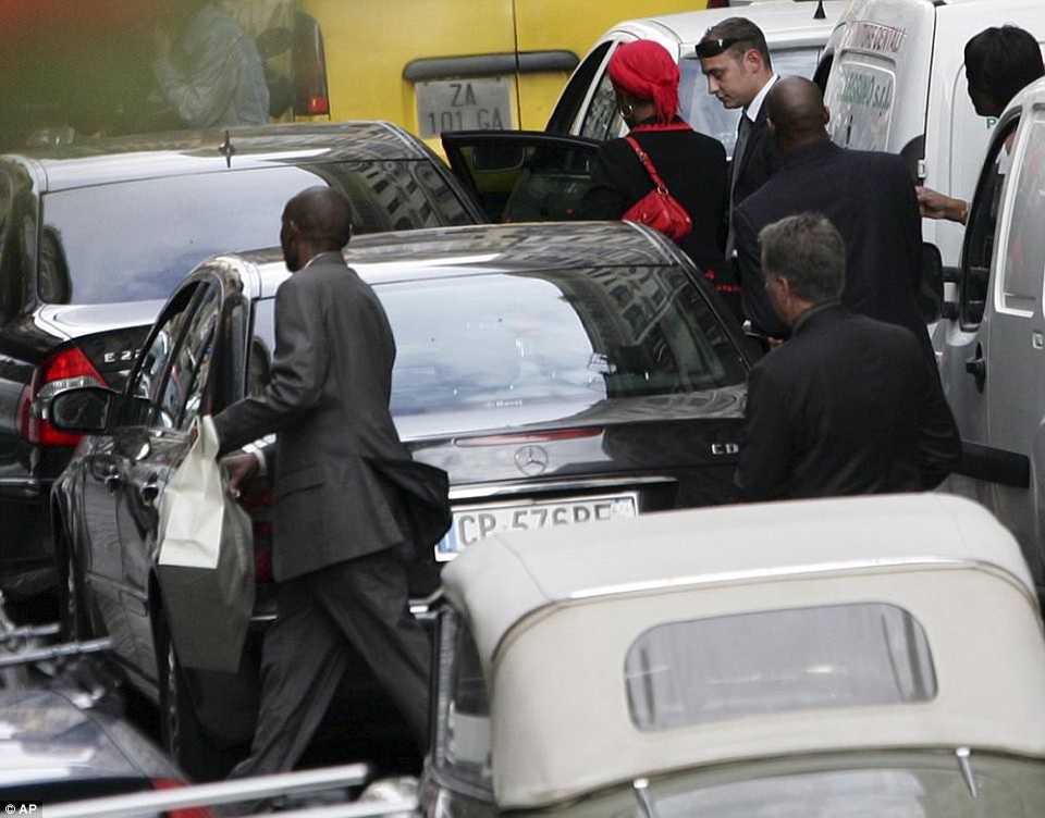 Đệ nhất phu nhân Zimbabwe đội khăn mũ đỏ cùng đoàn tuỳ tùng đi mua sắm ở châu Âu.