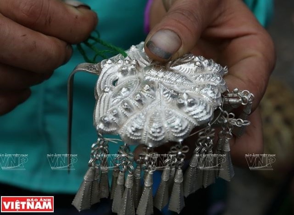 Chân dung người chạm bạc cuối cùng trên đỉnh núi Pờ Lỳ Ngài - 12 Ông Cháng Thanh Tờ cho biết: Để chế tác chiếc trâm cài đầu với nhiều họa tiết hoa văn tinh xảo phải mất hàng tuần trời.