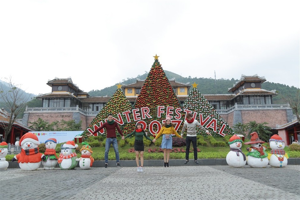 Ở bất cứ góc nào của Lễ hội mùa đông trên đỉnh Bà Nà cũng có thể chớp được một tấm hình đẹp như lạc lối ở Paris hoa lệ trong mùa Giáng sinh lộng lẫy, cũng thấy tưng bừng rộn ràng, thấy chân muốn nhún nhảy, thấy trái tim muốn hát.