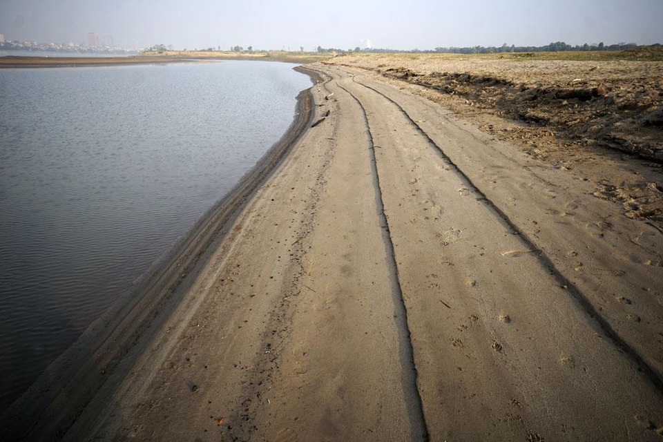 
Bãi cát chạy dài dưới chân cầu Vĩnh Tuy.
