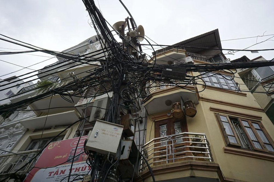 Loa phường khắp ngõ ngách Hà Nội - 12 Hệ thống loa phường trên đỉnh cột điện nhằng nhịt dây cáp, mặt phố Hàng Hòm (quận Hoàn Kiếm).