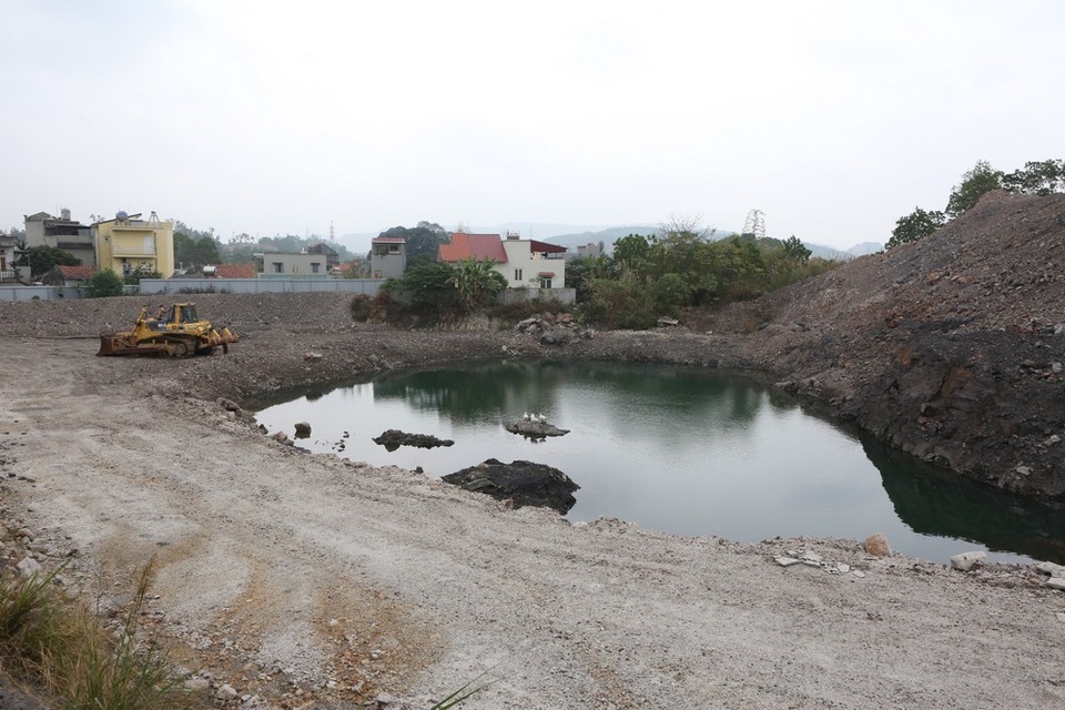 Quảng Ninh: Hơn 1000 hộ dân phải sống bên "hố tử thần" vì nạn khai thác than thổ phỉ - 1
Từ tháng 6/2011 hàng loạt hố tử thần xuất hiện gây sụn lún