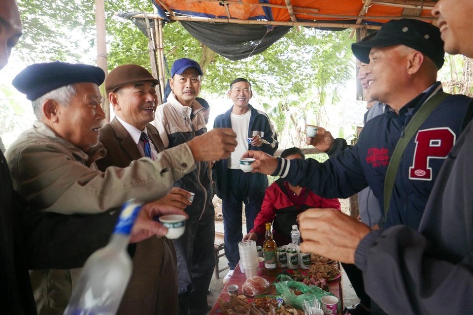 Khai xuân "độc nhất" Hà Thành: Tắm sông Hồng sáng mùng 1 Tết - 14
Là ngày đâu năm mới, sau khi bơi sông, các thành viên của hội cũng nán lại chúc Tết. Câu chúc được nói nhiều nhất ở đây là lời chúc sức khoẻ - “có sức khoẻ là có tất cả”.