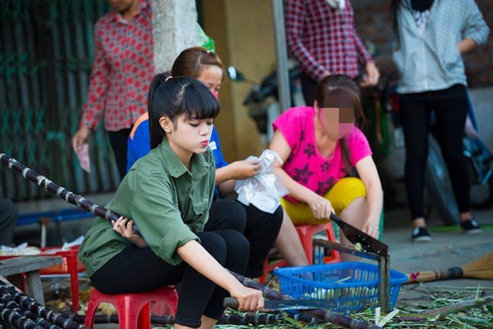 5 cô gái bán rau, bán thịt "gây bão" mạng vì quá xinh đẹp - 13
Quỳnh cho hay, hình ảnh bán mía ở chợ quê thực chất là bộ ảnh nghệ thuật được sắp xếp trước, nhằm tái hiện công việc gần gũi, diễn ra hằng ngày ở nơi cô sinh sống.