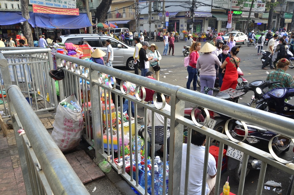 Tháo dỡ bớt rào chắn như “mê hồn trận” trước Bệnh viện Chợ Rẫy - 12 Hàng rong bị đẩy ra khỏi vỉa hè