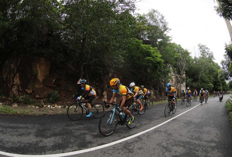 Tuy gặp sự cố nhỏ nhưng các tay đua vẫn thi đấu hết mình hoàn thành 6 km gian khổ nhất hành trình. Do không có lệnh xuất phát, các VĐV mạnh ai nấy đạp.