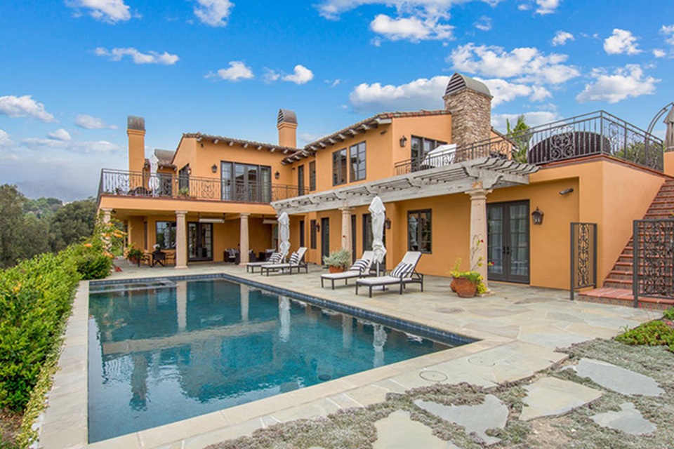 Choáng ngợp với biệt thự cổ nằm giữa vườn nho có giá tới 284 tỷ - 13 Phần sân nhà có một hồ bơi lớn, nơi mọi người có thể vừa ngâm mình vừa ngắm vườn nho hay bờ biển Malibu tuyệt đẹp.