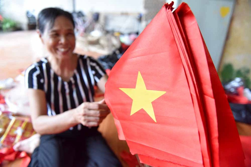 Gia đình bốn thế hệ nối tiếp nghề may cờ Tổ quốc - 12
Không dừng lại ở đời thứ 4 làm nghề may cờ, anh Phục định hướng con trai cũng sẽ nối nghề. Theo anh, đây là công việc có ý nghĩa lớn, là tự hào của gia đình.