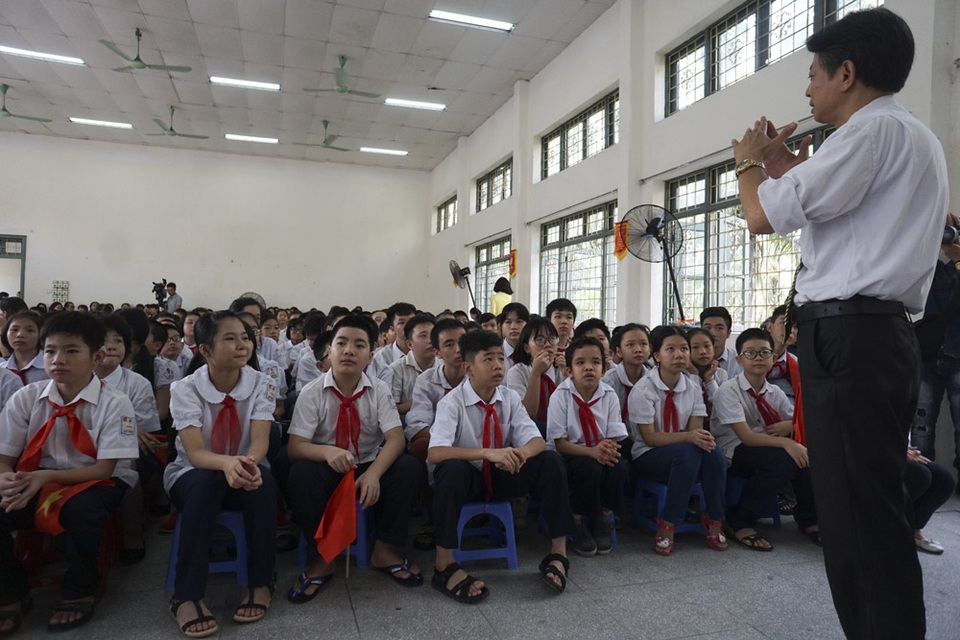 Lễ khai giảng đặc biệt ở ngôi trường hát Quốc ca bằng tay - 13
Các em nghe thư chúc mừng năm học mới của Chủ tịch nước qua cử chỉ của một thầy giáo.