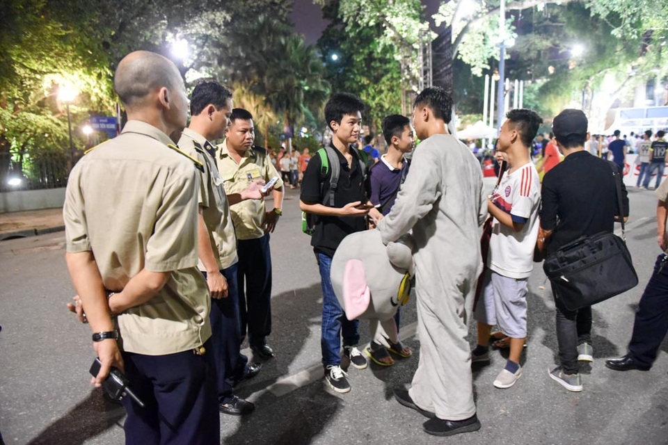 Hàng rong bủa vây phố đi bộ hồ Gươm - 12
Thấy bóng lực lượng chức năng, các hàng rong lại lánh đi chỗ khác. Dù liên tục nhắc nhở nhưng do lực lượng mỏng, vấn nạn hàng rong vẫn hoành hành khắp không gian đi bộ quanh hồ Gươm.