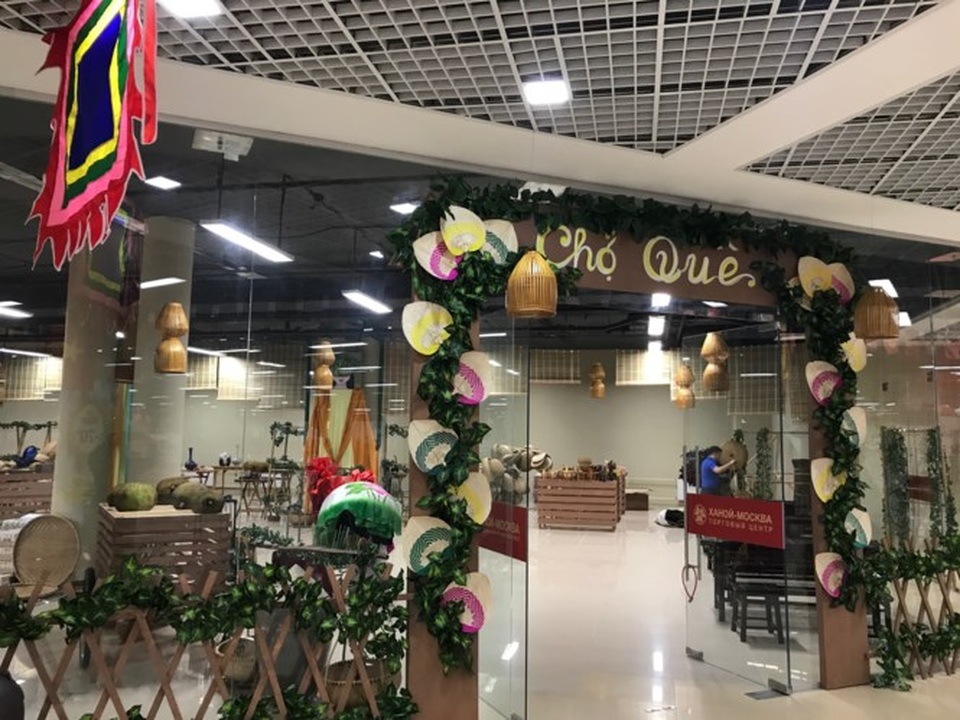 Rất nhiều sản vật, đồ khô, hoa quả được đưa từ Việt Nam sang.