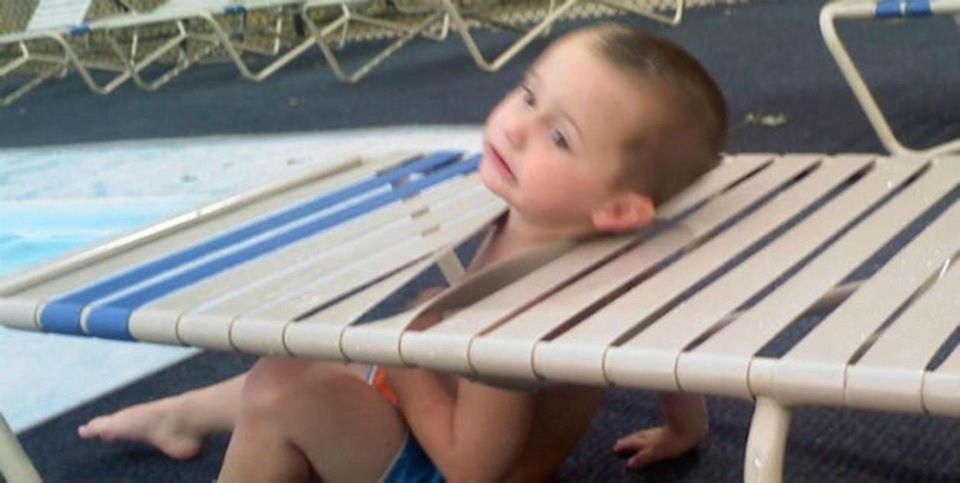 Tắm nắng mà cũng gặp chuyện chẳng lành